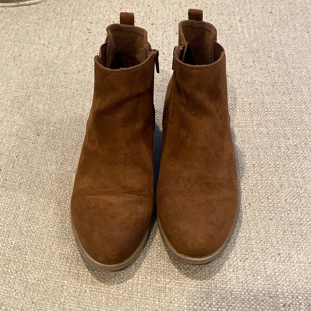 SO Averyy Cognac Brown Faux Suede Side Zip Ankle Boots 8